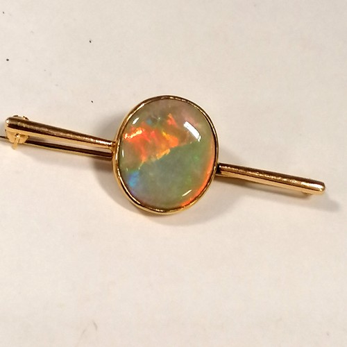 416 - 14ct marked gold brooch set with an opal (1.5cm across) - 4g total weight