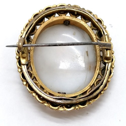 419 - Antique Georgian gilt metal mounted hand carved shell cameo brooch - 3.5cm in overall good condition