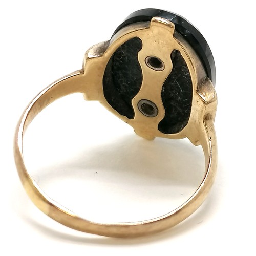 420 - Unmarked antique gold onyx set ring with gold detail to centre - size N & 3.4g total weight