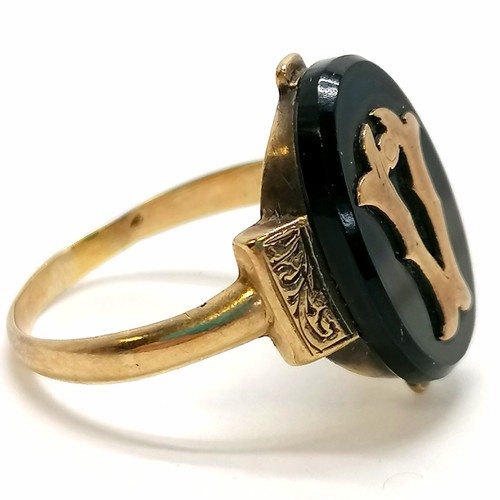 420 - Unmarked antique gold onyx set ring with gold detail to centre - size N & 3.4g total weight