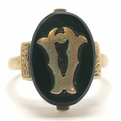 420 - Unmarked antique gold onyx set ring with gold detail to centre - size N & 3.4g total weight