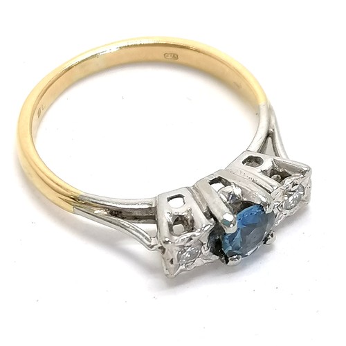 426 - 18ct gold & platinum (indistinct marks) sapphire (has small chip) + 2 diamond ring - size L & 2.9g t... 