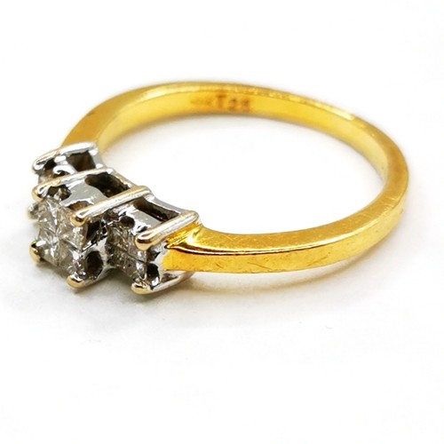 440 - 18ct hallmarked gold diamond ring set with 12 princess cut diamonds - size M & 3.1g total weight