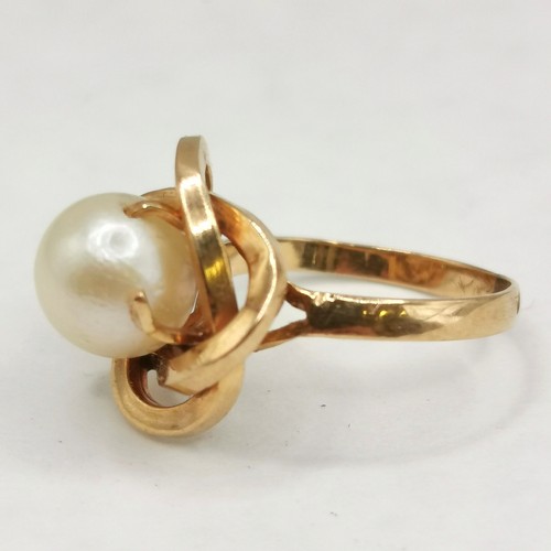 443 - 18ct foreign gold marked pearl set ring - size K & 3.4g total weight