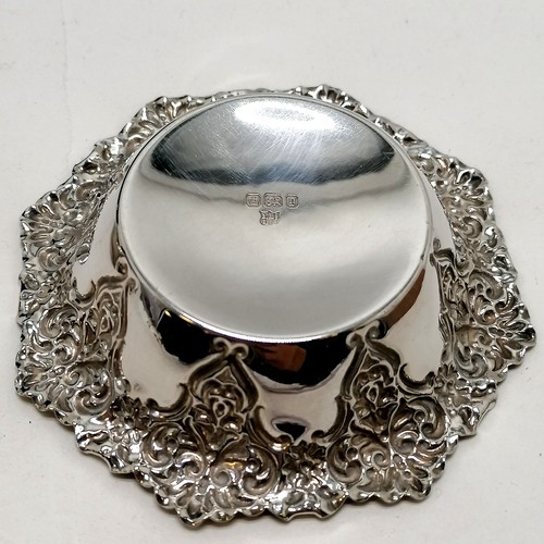 487 - Pair of silver hallmarked bonbon dishes (8.5cm diameter), cased spoon / pusher set & small silver di... 