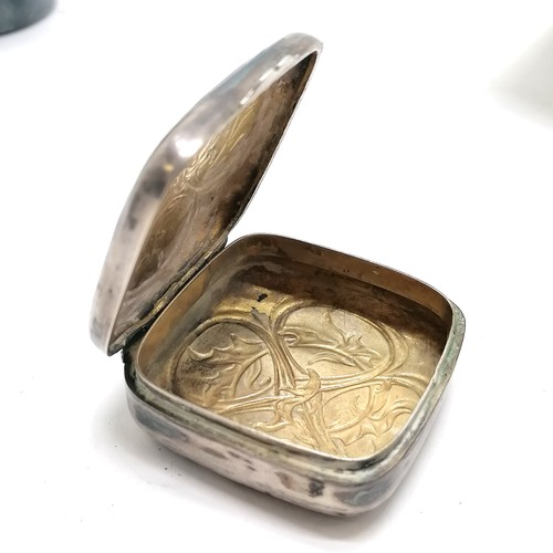 523 - Cased Ercuis silver plated beaker t/w unmarked silver Art Nouveau box (4.5cm square & 33g & has dent... 