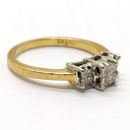 440 - 18ct hallmarked gold diamond ring set with 12 princess cut diamonds - size M & 3.1g total weight