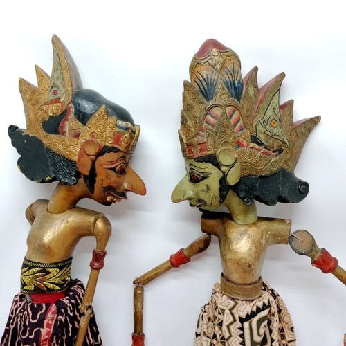 99 - Pair of vintage Indonesian stick puppets with original garments and original paint decoration - 66cm... 