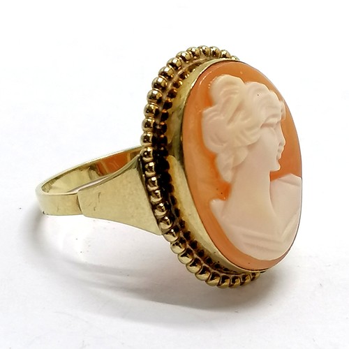 100 - 8ct (333) marked gold hand carved cameo portrait ring - size Q½ & 4.1g total weight