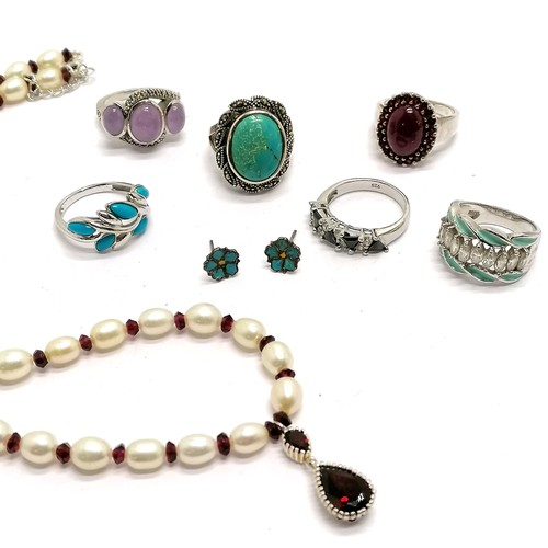 101 - 6 x silver stone set rings (inc ruby (cabochon), amethyst, turquoise etc), silver garnet / pearl nec... 