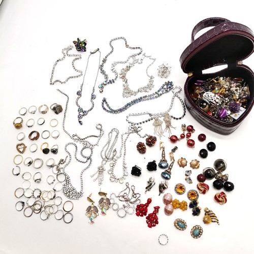 129 - Qty of costume jewellery inc clip-on earrings, rhinestone necklaces, costume rings & heart shaped bo... 