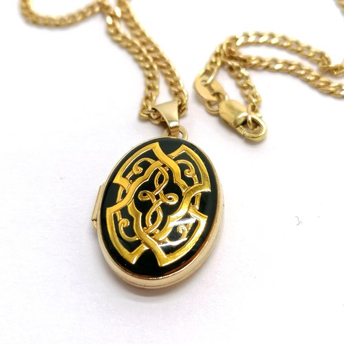 137 - 9ct hallmarked gold locket with celtic design on a 9ct hallmarked gold 44cm chain - total weight 4.4... 