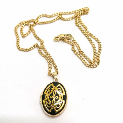 137 - 9ct hallmarked gold locket with celtic design on a 9ct hallmarked gold 44cm chain - total weight 4.4... 