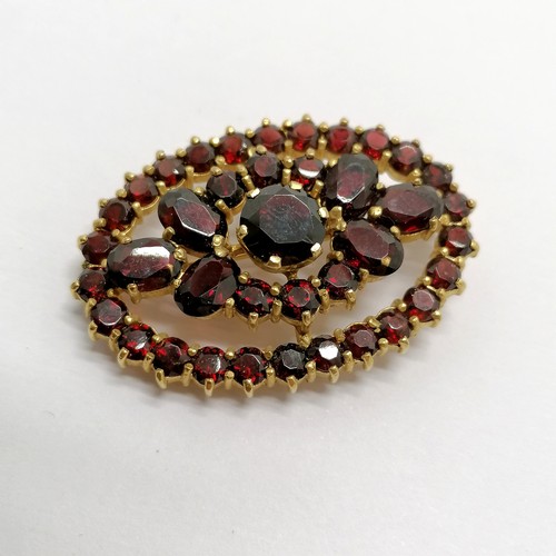 139 - 9ct hallmarked gold garnet stone set brooch 4cm across t/w 9ct marked gold pendant on fine gold chai... 