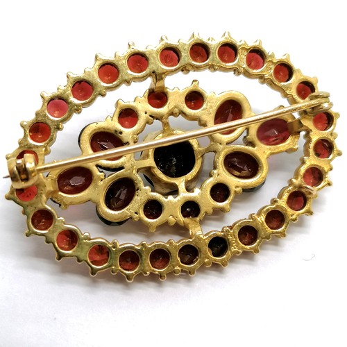 139 - 9ct hallmarked gold garnet stone set brooch 4cm across t/w 9ct marked gold pendant on fine gold chai... 