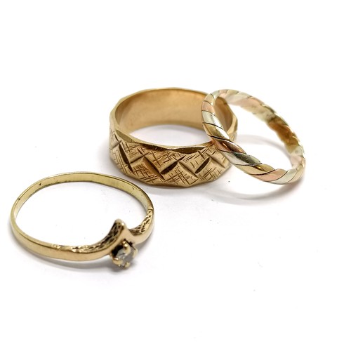 154 - 3 x gold rings - the 3 colour gold (unmarked) plaited ring is size K, white stone set wishbone size ... 