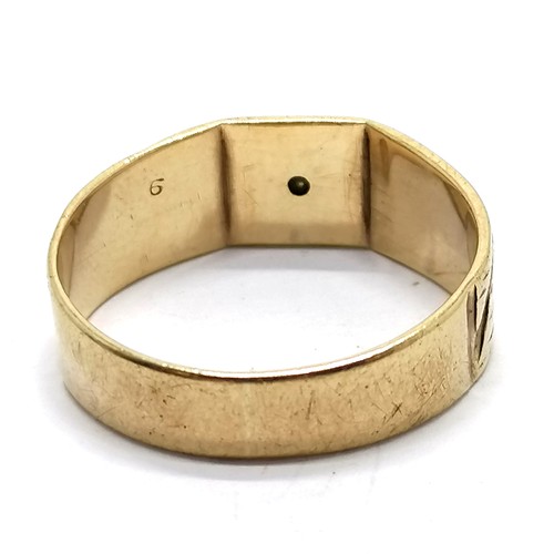 182 - Gents 9ct marked gold ring set with a diamond to the centre panel with bark effect shoulders - size ... 