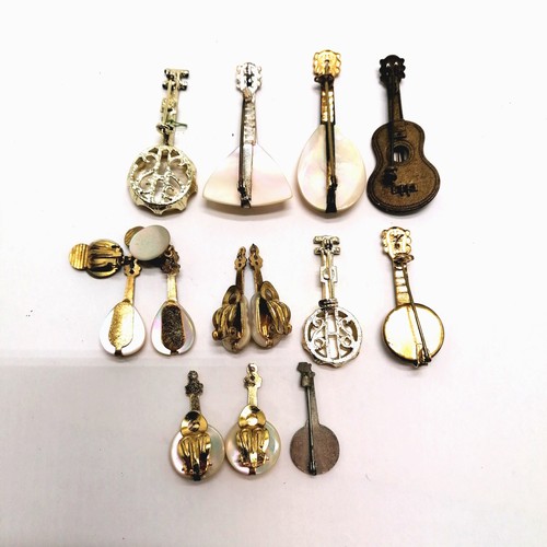 189 - Collection of vintage musical instrument (cello, balalaika, guitar, banjos etc) brooches + earrings ... 