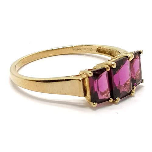 214 - 9ct hallmarked gold 3 tourmaline stone set ring - size T & 2.2g total weight