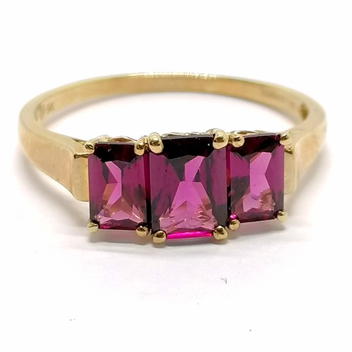 214 - 9ct hallmarked gold 3 tourmaline stone set ring - size T & 2.2g total weight