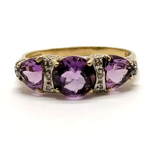 220 - 9ct hallmarked gold amethyst (brilliant cut + 2 trillion cut) & diamond stone set ring inc diamonds ... 