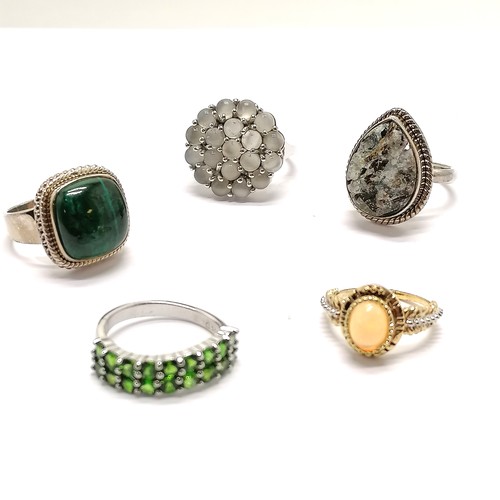 232 - 5 x silver stone set rings inc malachite, green stone with slight twist, geode style etc - total wei... 