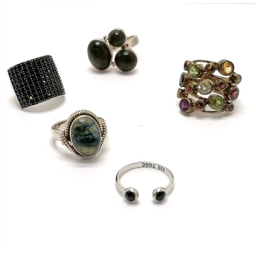 237 - 5 x silver stone set rings inc multi-stone set, pave garnet (?) etc - total weight 33g