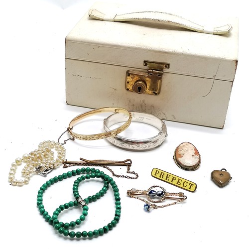 245 - Small qty of jewellery in a vintage white box inc inscribed silver bangle (18.9g), 9ct metal core ba... 