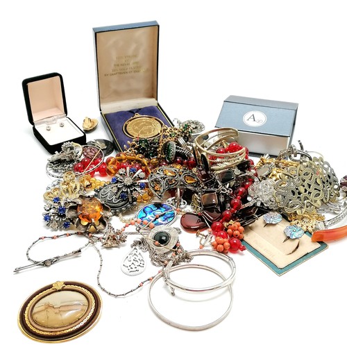 248 - Small qty of silver jewellery inc bangles, Scottish brooch, pendant on chain, coral mounted etc (50g... 