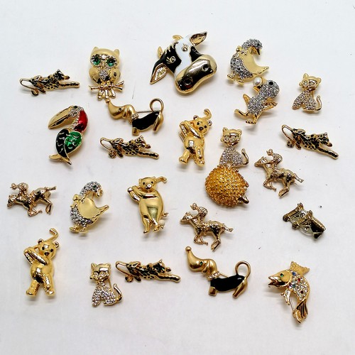 249 - 24 x costume brooches inc cows head, pelican, golf teddy bears, hedgehog etc