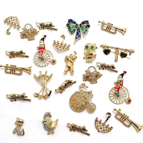 251 - 24 x costume brooches inc clown on penny farthing, umbrella, leopard etc