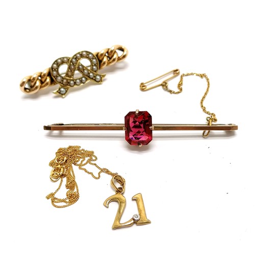 254 - Unmarked antique gold (touch tests as 15ct) bar brooch with seed pearl bow detail and metal pin - 4.... 