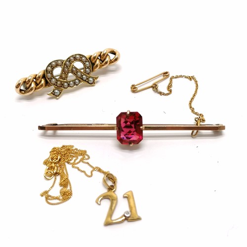 254 - Unmarked antique gold (touch tests as 15ct) bar brooch with seed pearl bow detail and metal pin - 4.... 