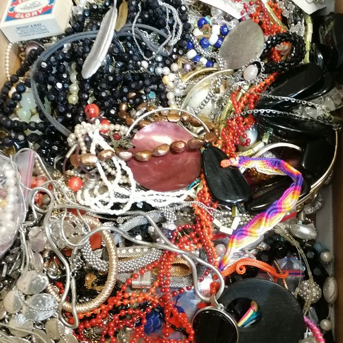 462 - 3 x boxes of costume jewellery - SOLD ON BEHALF OF THE NEW BREAST CANCER UNIT APPEAL YEOVIL HOSPITAL