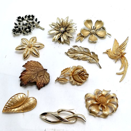 470 - 11 x large mostly gold tone brooches inc flower, leaf & bird (10cm) - SOLD ON BEHALF OF THE NEW BREA... 