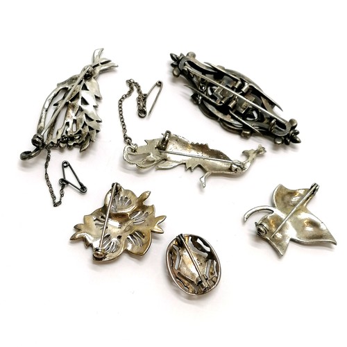 483 - Art Deco silver dress clip set with marcasite (some losses) t/w 4 marcasite brooches & white metal p... 