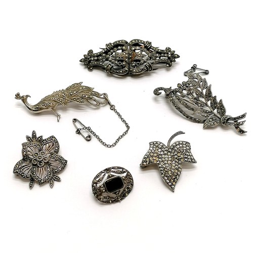 483 - Art Deco silver dress clip set with marcasite (some losses) t/w 4 marcasite brooches & white metal p... 