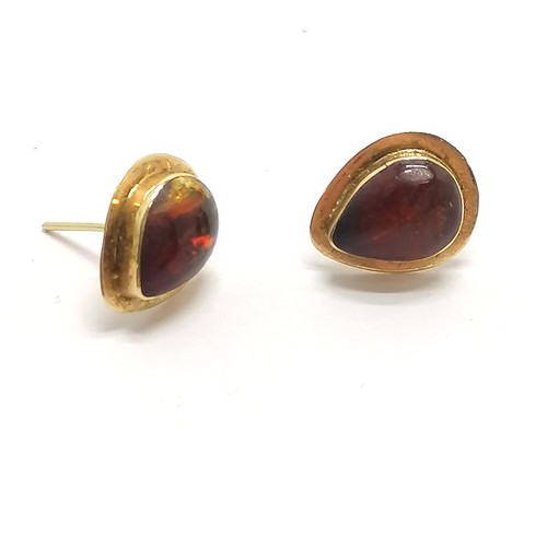 495 - 5 x pairs of unmarked gold earrings inc amber set - total weight 5.9g - SOLD ON BEHALF OF THE NEW BR... 