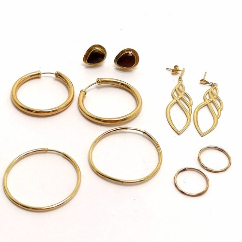 495 - 5 x pairs of unmarked gold earrings inc amber set - total weight 5.9g - SOLD ON BEHALF OF THE NEW BR... 