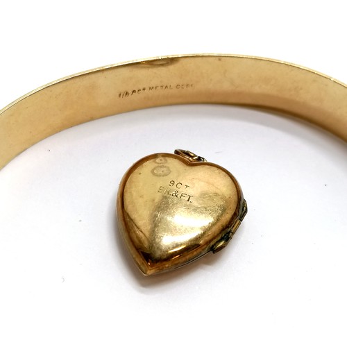 507 - 9ct gold metal core bangle t/w 9ct front & back heart shaped locket (dent to front) - total weight 2... 