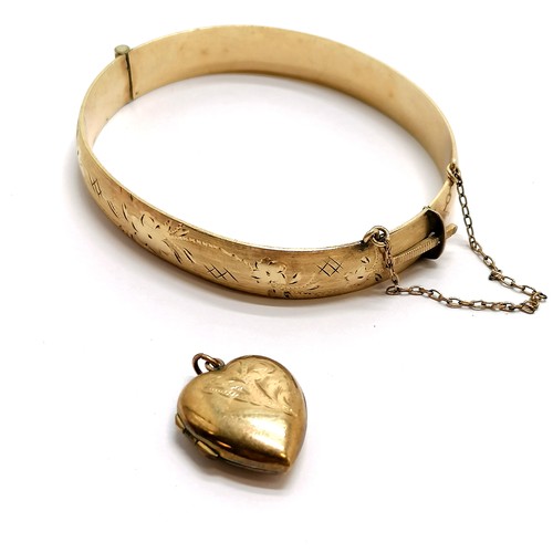 507 - 9ct gold metal core bangle t/w 9ct front & back heart shaped locket (dent to front) - total weight 2... 