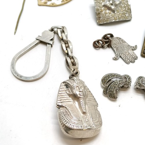 510 - Egyptian silver marked Tutankhamen keychain (total weight 24g) t/w small qty of costume jewellery (s... 