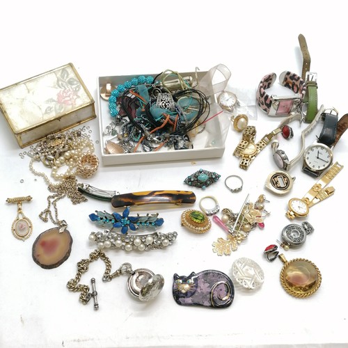 518 - Qty of costume jewellery inc silver heart pendant, coral drop earrings, pottery cat brooch etc t/w a... 