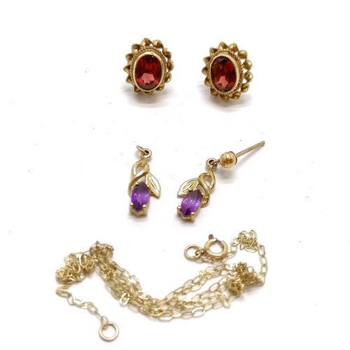 523 - Pair of 9ct hallmarked gold garnet stone set earrings, a/f chain & pair of amethyst stone set earrin... 