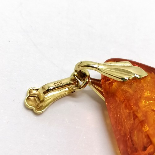 524 - 8ct marked (333) gold amber pendant - 5cm drop & total weight 9.6g