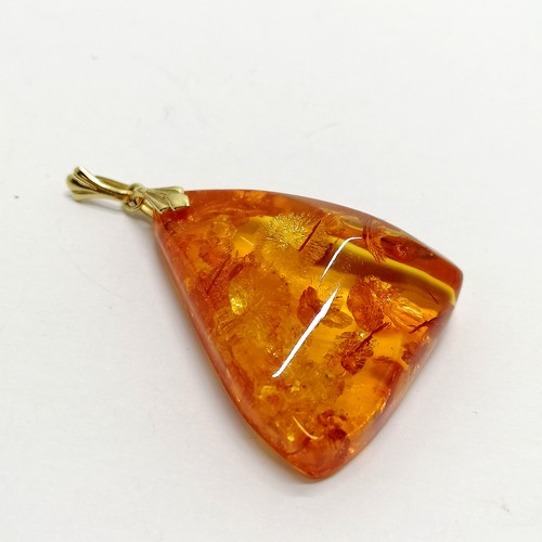 524 - 8ct marked (333) gold amber pendant - 5cm drop & total weight 9.6g