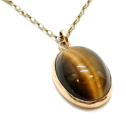 529 - 9ct hallmarked gold cabochon tigers eye stone set pendant on 9ct marked gold 50cm chain - 6.8g total... 