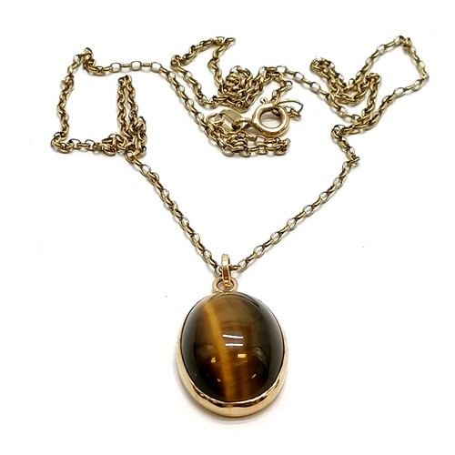 529 - 9ct hallmarked gold cabochon tigers eye stone set pendant on 9ct marked gold 50cm chain - 6.8g total... 