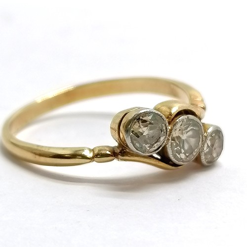 552 - Unmarked gold (touch tests as 18ct) milgrain 3 stone trilogy diamond crossover ring - size P & total... 