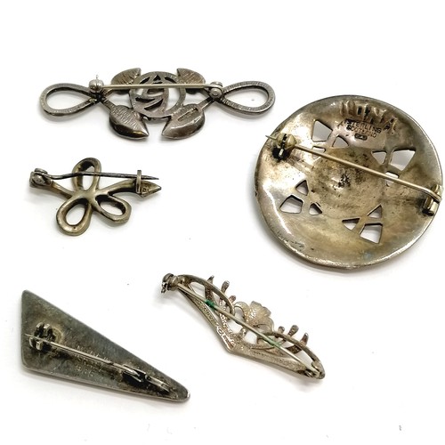 566 - 5 x silver brooches inc 1950's Iona Celtic Arts Industries cross (3.8cm diameter), Carrick Jewellery... 